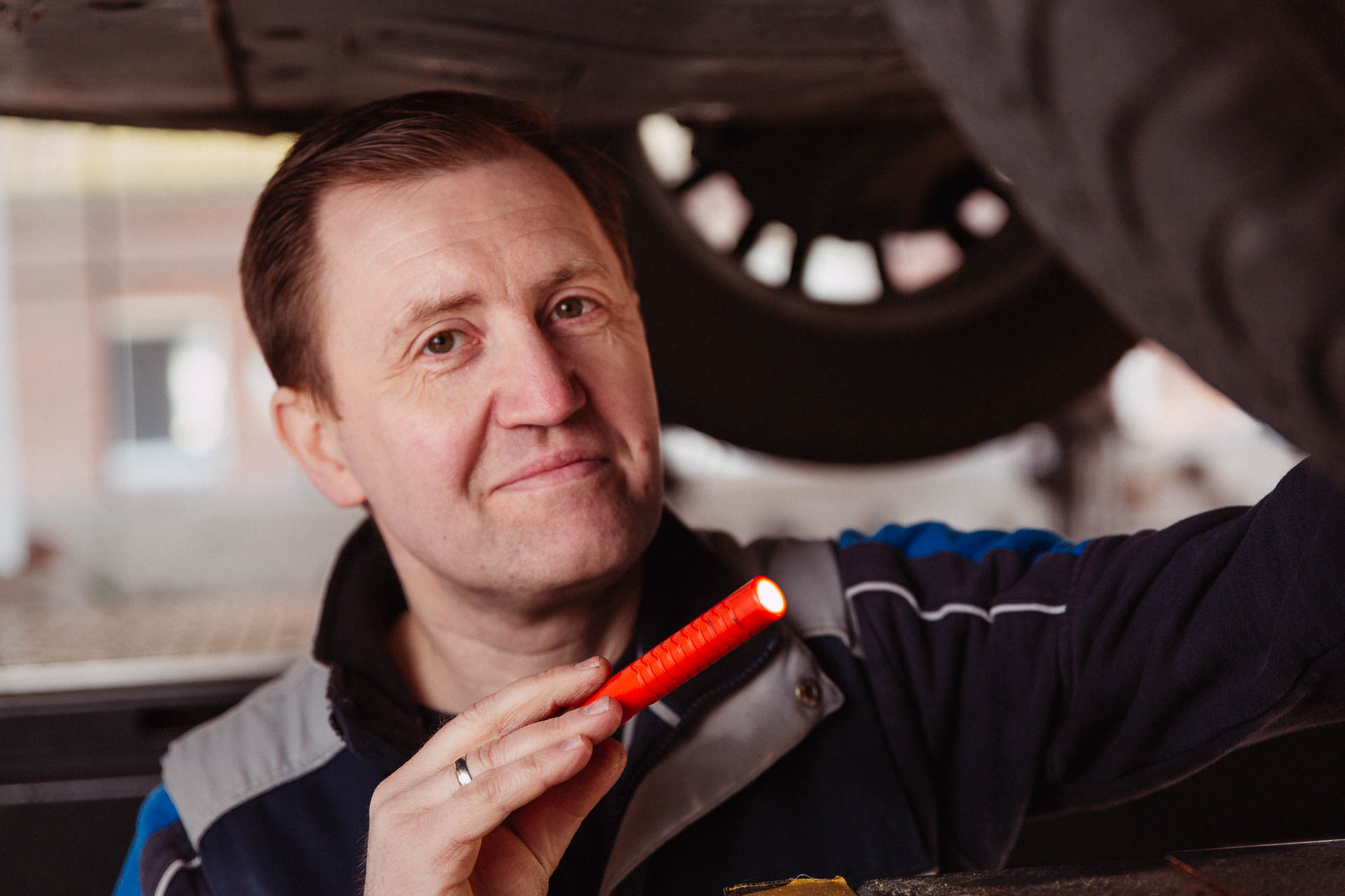 Porträt von Alexander Obert dem Inhaber der Kfz Prüfstelle